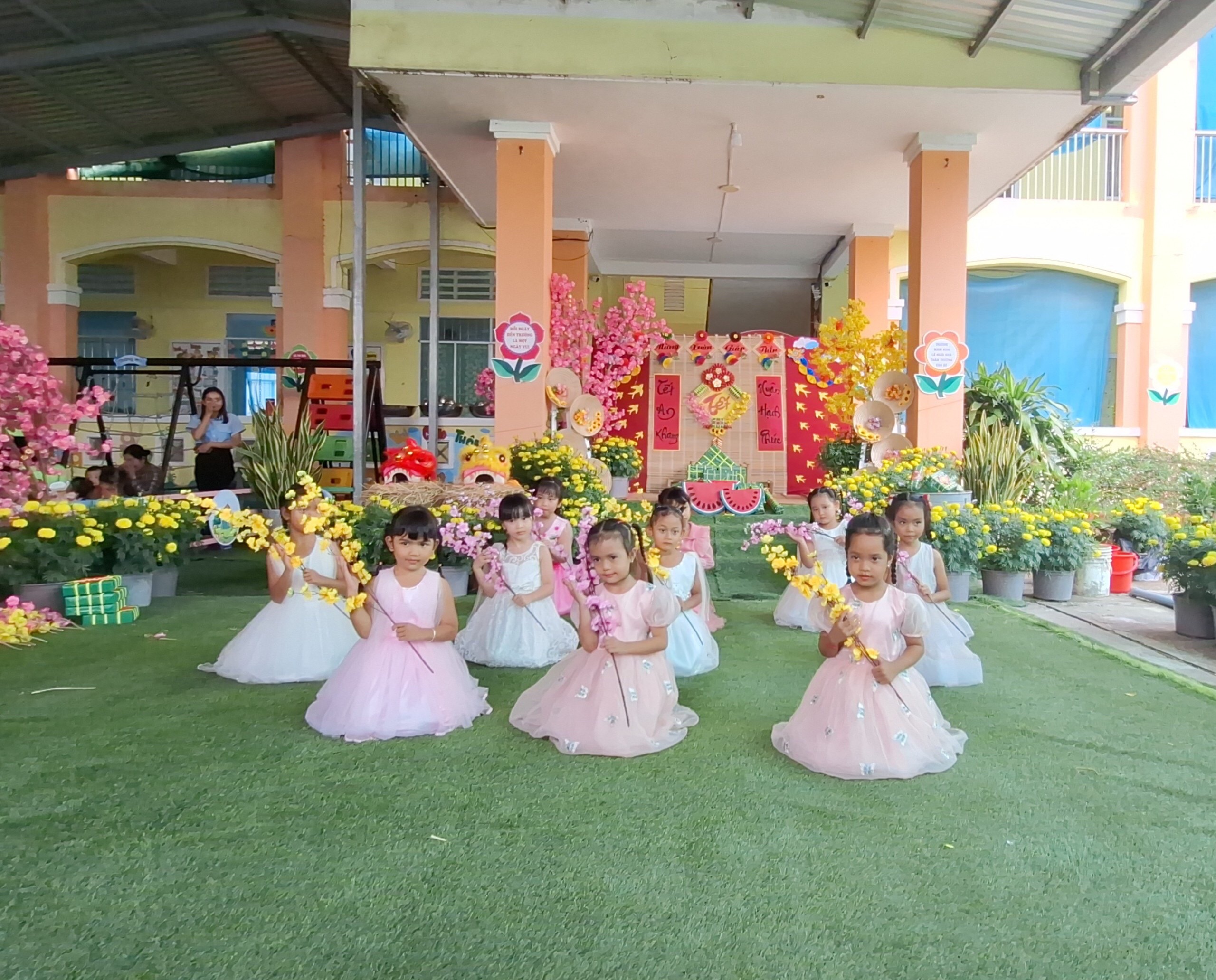 MẦM NON PHÚ MỸ TỔ CHỨC LIÊN HOAN VĂN NGHỆ MỪNG XUÂN VÀ TIỆC BUFFET TẤT NIÊN "ẨM THỰC XUÂN"